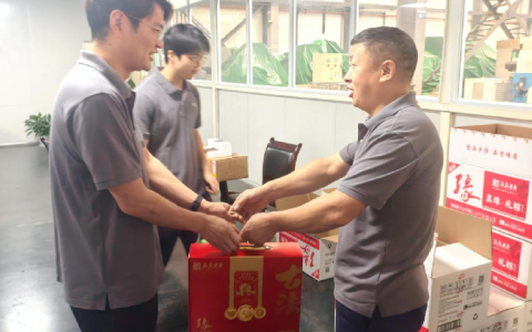 粽葉飄香傳溫（wēn）情，夏日（rì）清風送關懷——绿巨人草莓丝瓜樱桃秋葵榴莲污免费版股份開展端午慰問活動